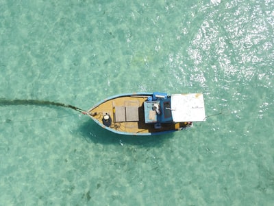 水上蓝色和棕色船的航空摄影